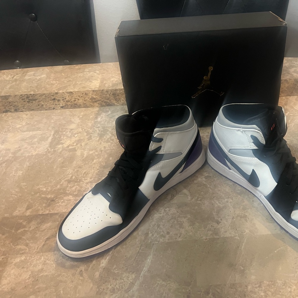 Air Jordan 1  mid Jordan/Nike Shoes with box